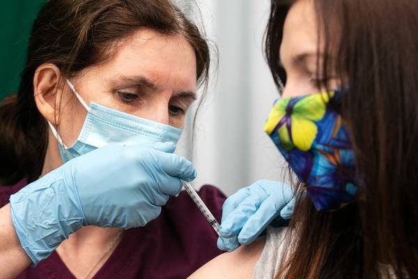 Coronavirus: Ireland administers its first doses of Moderna vaccine