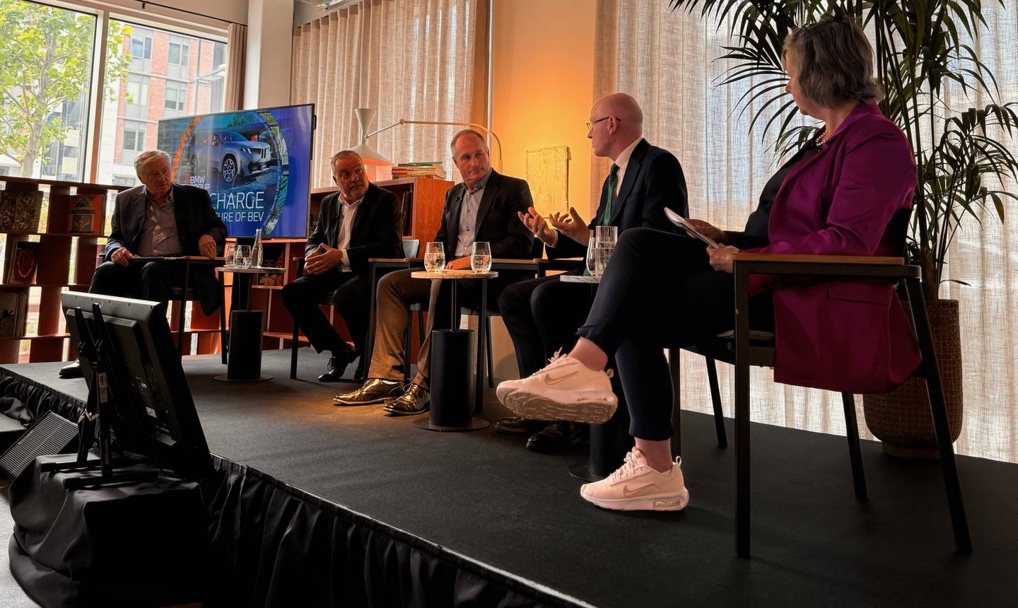 Led by broadcaster Pat Kenny, the panel included Brian Merrigan, CEO of BMW Financial Services Ireland, Corporate Communications Director at BMW, Simi director general Brian Cooke and Helen Westby, MD of BMW Ireland.