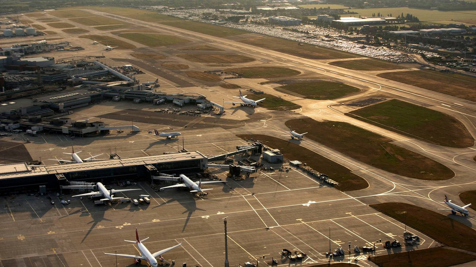 Heathrow Airport passenger numbers fall 81.5% in August