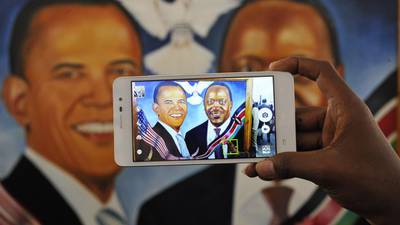 Obama flies into political minefield on trip to Kenya