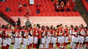 Fans boo Chiefs, Texans players during moment of silence at NFL opener -  CBS News