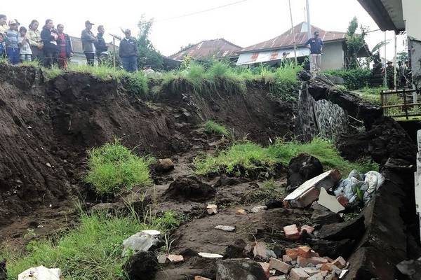 Bali landslides kill 12 people as torrential rain hits Indonesia