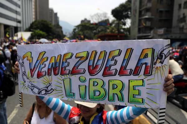 Thousands protest in Caracas for and against Nicolás Maduro