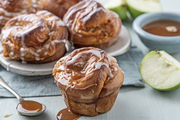 Salted caramel and apple: a perfect marriage for tasty swirl buns