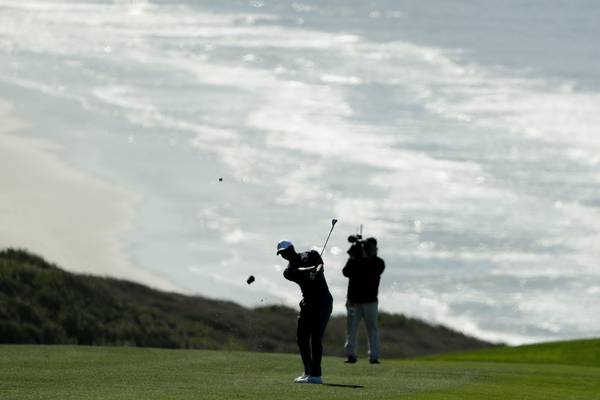 Tiger Woods fights back to make the cut at Torrey Pines