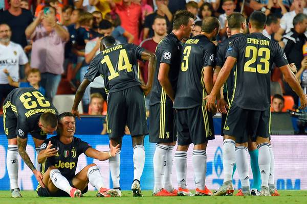Juventus win in Valencia despite Ronaldo sending off