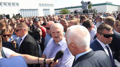 Belarus: Workers jeer Lukashenko as protests shake regime