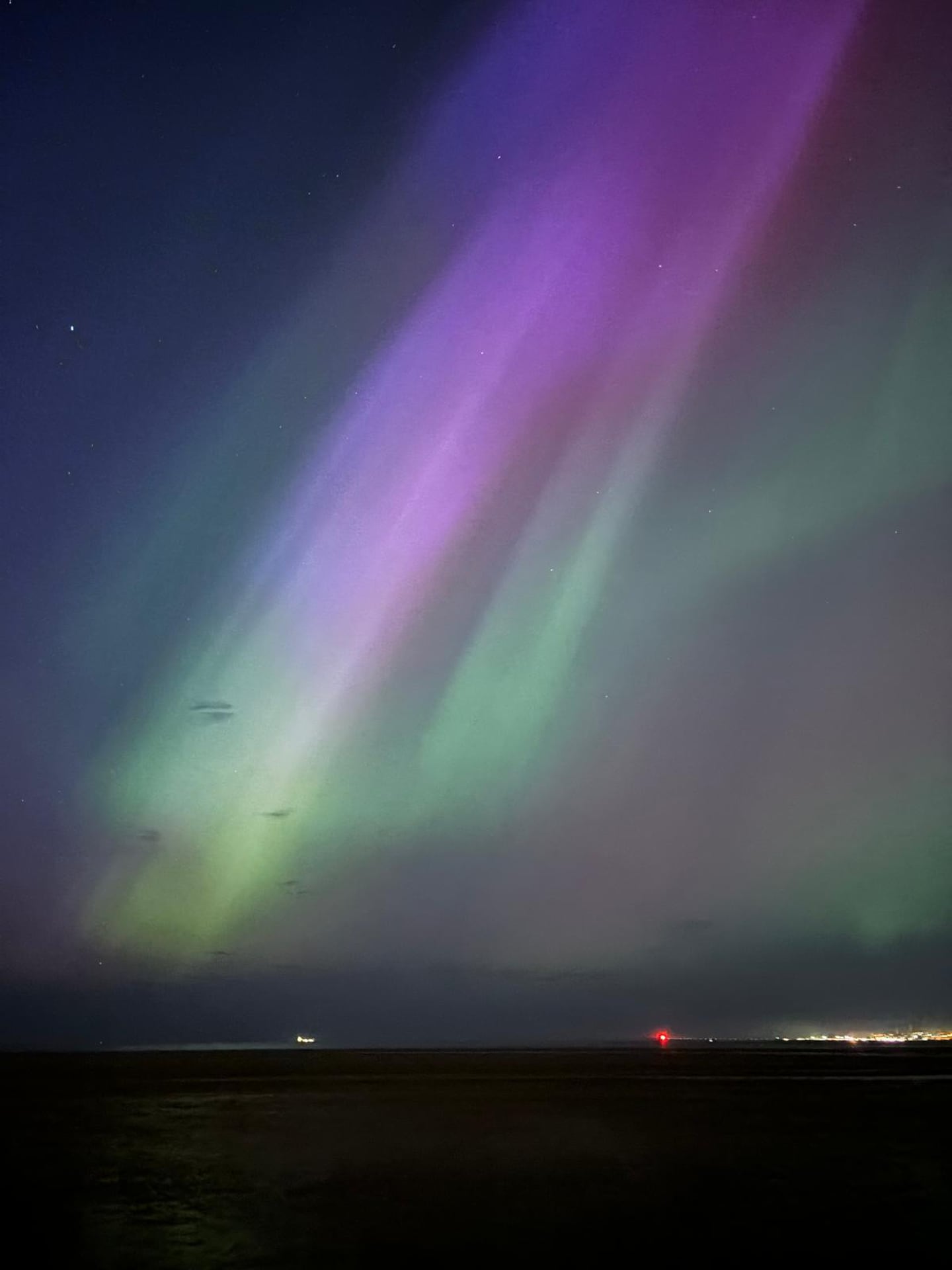 周五，都柏林多利山斯特兰德上空的北极光。 摄影：基蒂·霍兰德