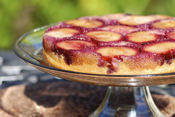 An upside-down plum cake you can bake on the barbecue
