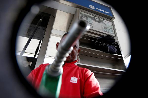 Oil halts its advance below $54 a barrel