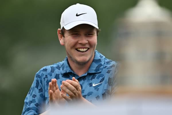 Different Strokes: McIntyre announces his return to golf by handing out Scottish chocolate bars