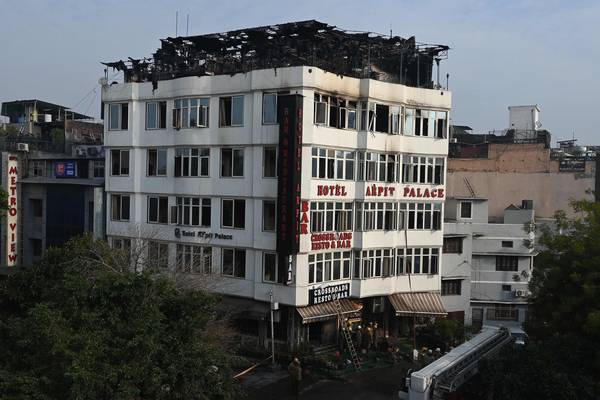 17 killed in hotel fire in New Delhi