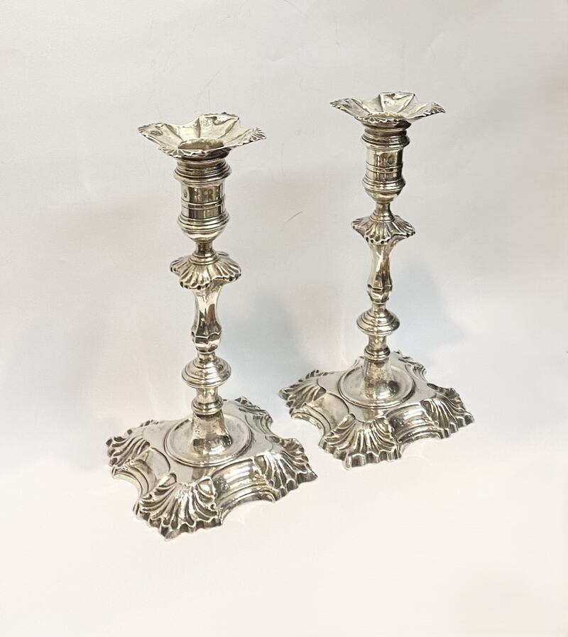 A pair of George II silver cast candlesticks made in the 1750s by Isaac D’Olier, a Dublin-based silversmith with Huguenot heritage (€3,000-€4,000)