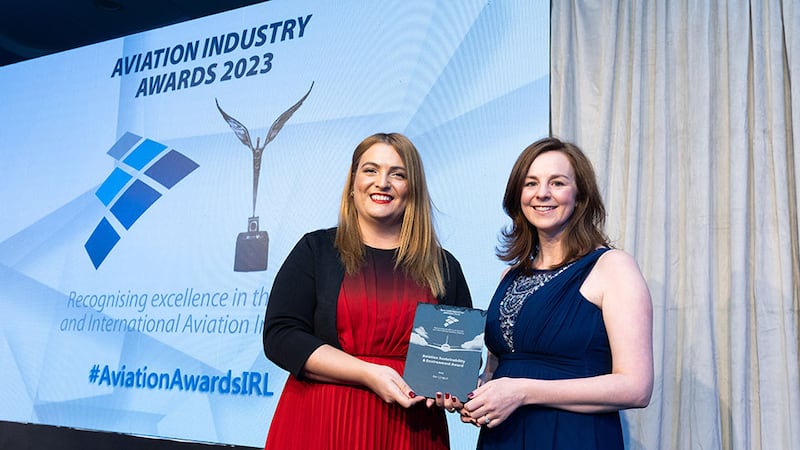 Marina Efthymiou, awards judging co-ordinator, presents the aviation sustainability and environment award to Rebecca Hill, Aer Lingus