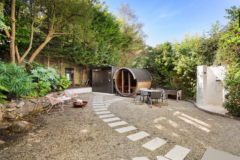 Barrel sauna and hot-and-cold shower