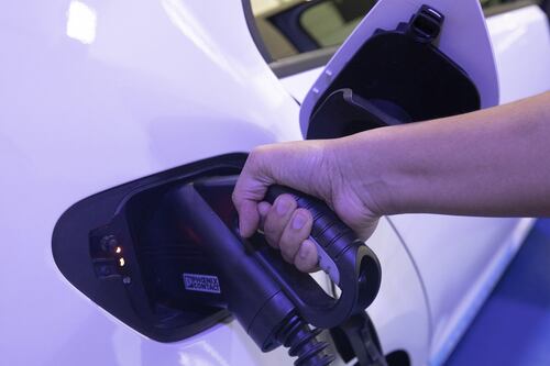 Battery bottleneck stalls electric car sales