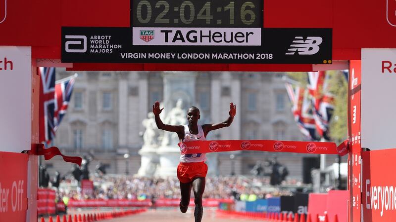 Eliud Kipchoge crosses the line to win. Photo: Daniel Leal-Olivas/Getty Images