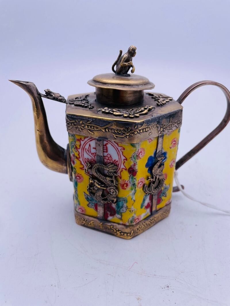 18th-century Chinese teapot, €400-€600, O’Donovan and Associates