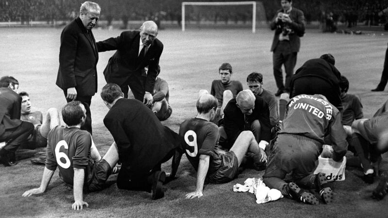 Busby speaks to his players during the break before extra-time. Photo: Popperfoto/Getty Images