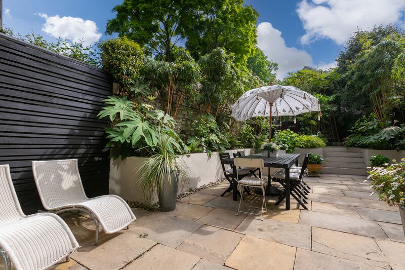 Extensively planted, maintenance-free garden