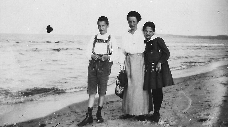 Ursula’s  grandmother Lotte with her children, Urssula’s father Werner and aunt Ilse in  1919