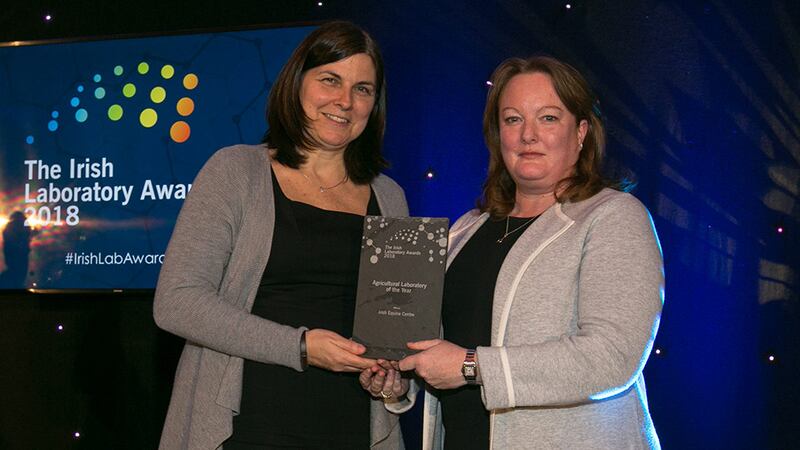 Lisa Keating, Scientific Programme Manager, Programmes Directorate, Science Foundation Ireland presents the Agricultural Laboratory of the Year award to the Sarah McNicholas, Irish Equine Centre.