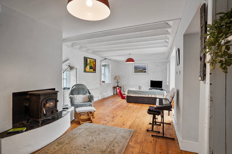 Raised fireplace between kitchen and sittingroom