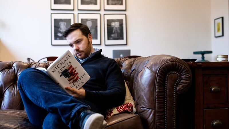 Kevin Roose reads at home.