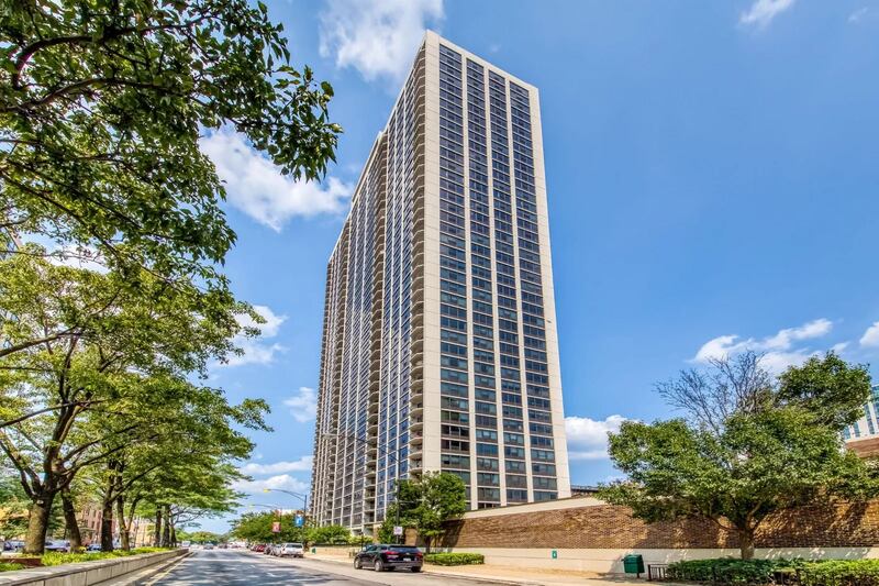 One-bedroom apartment with large balcony in Chicago, with views over Lake Michigan 