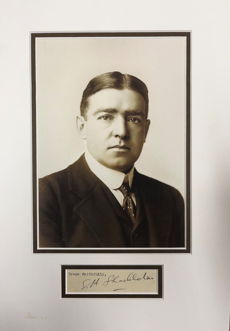 Rare autographed display and photograph of Ernest Shackleton De Burca Rare Books, €1,250