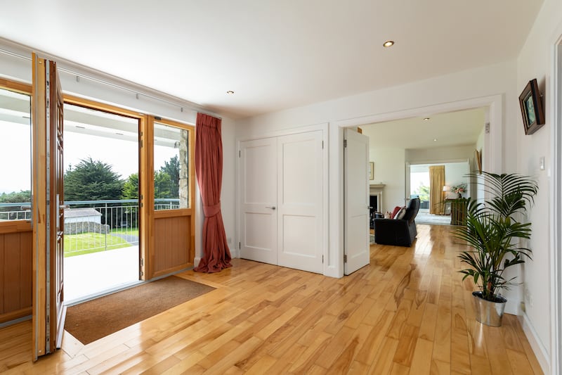 Entrance hall with first sittingroom beyond