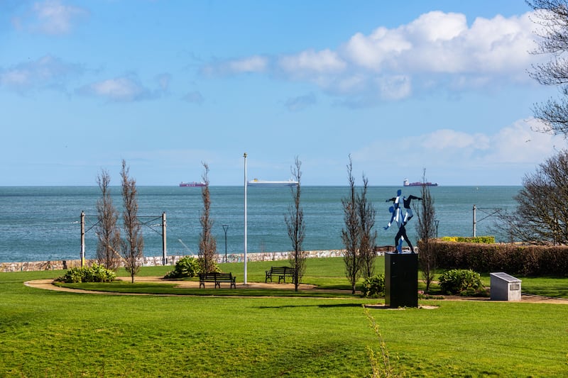 A bright livingroom overlooking the park and providing sea views out to Dublin Bay. 