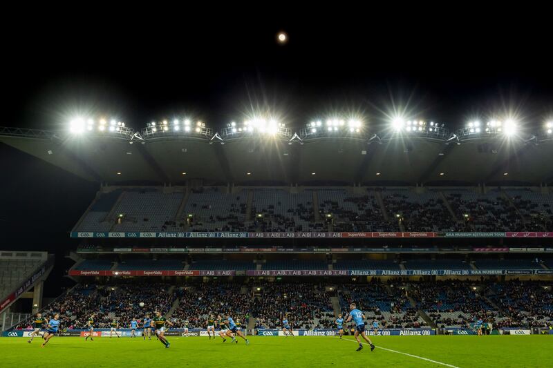 Dublin, handing something to Kerry. Morgan Treacy/Inpho