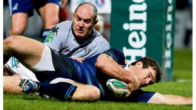 Gordon D'Arcy scores Leinster's third try despite the efforts of Brive's Shaun Perry