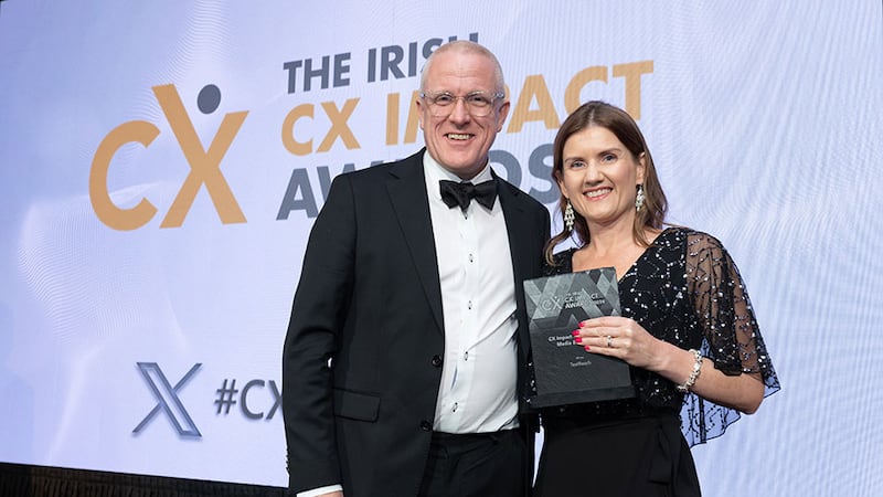 Tim Farmer, awards judge, presents the CX impact in technology, media & telecoms award to Amy Noonan, TestReach