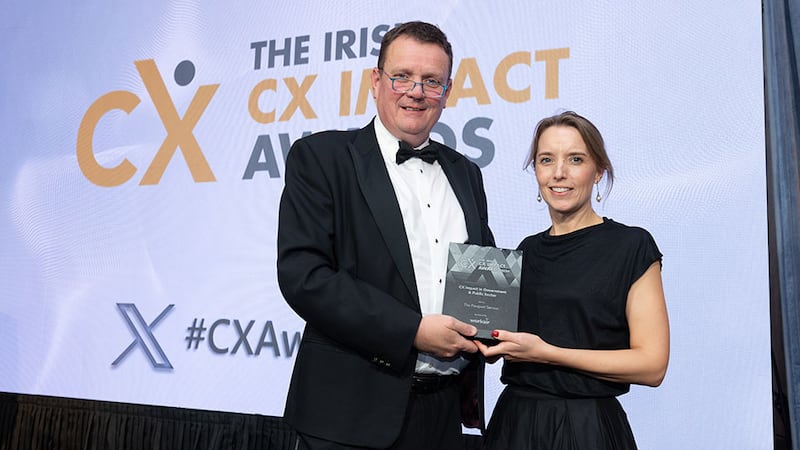 Stephen Mackarel, managing director at Workair, presents the CX impact in government & public sector award to Úna Fannon, The Passport Service