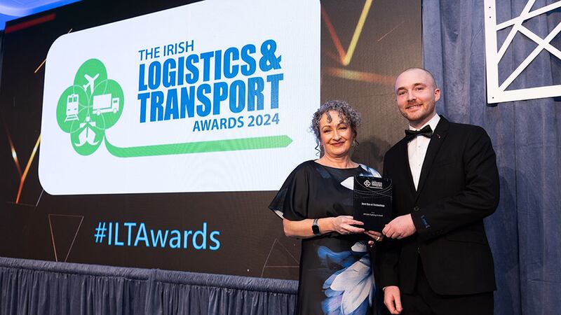 Maura O'Toole, owner/principal trainer of Facilitrain presents the best use of technology award to Thomas Hickey, Business River on behalf of APCOA Parking Ireland