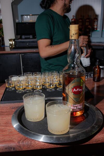 Arkay, a nonalcoholic whiskey, along with cocktails made with it, are served during the Irish Whiskey Festival at The View in New York, March 11th, 2023. Photograph: Natalie Keyssar/The New York Times
                      