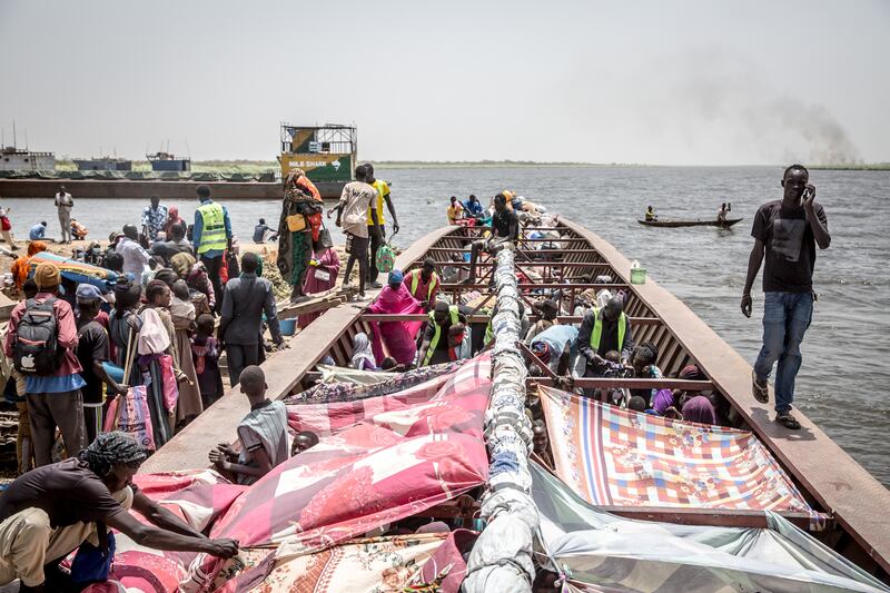 Hundreds of South Sudanese returnees cram into boats. Photograph: Sally Hayden