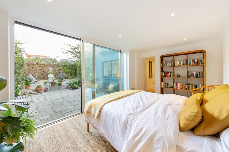 Principal bedroom, with sliding doors that open directly on to the patio 