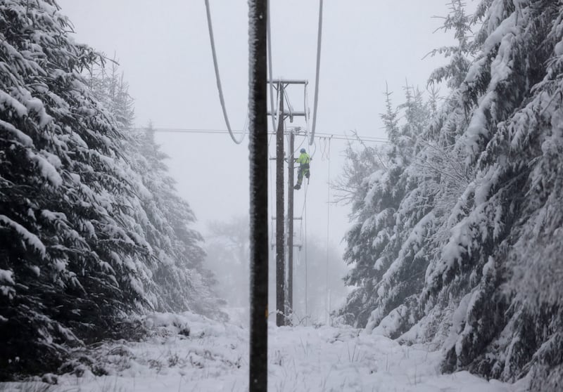 05/01/2025 - NEWS - An Esb repair crew fixing a broken Electricity line due to a fallen tree  in the hills near Castlewarren near Kilkenny City during heavy snow fall and weather warnings. Photograph: Alan Betson / The Irish Times

