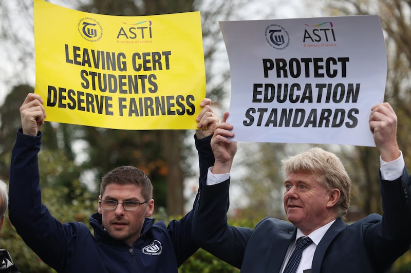  TUI President David Waters (left) and ASTI President Donal Cremin (right) joined teachers protesting outside Coolmine Community School in Blanchardstown, Dublin, yesterday. Photo: Bryan O’Brien

