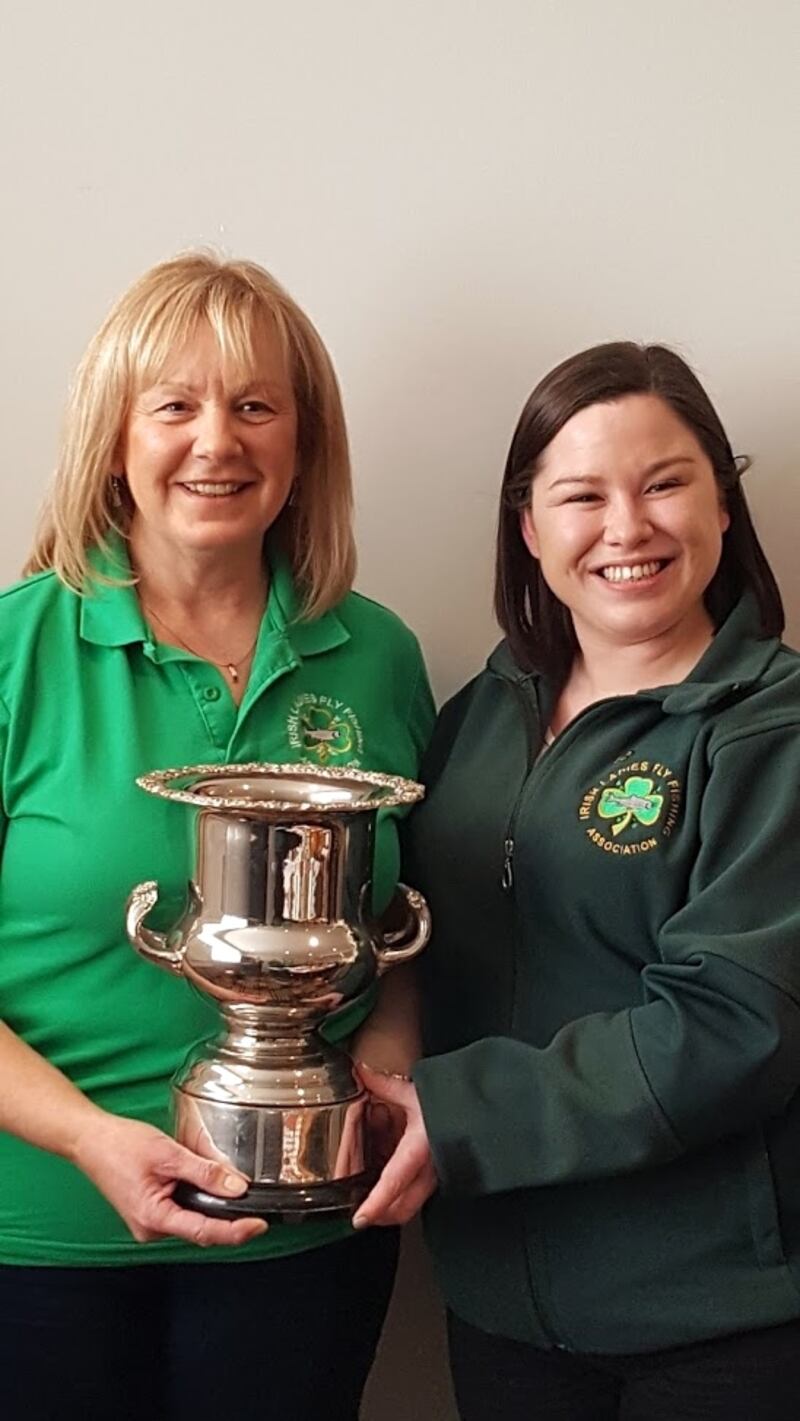 2018 Irish ladies captain, Ruth Arrell, receiving the Anne Geary trophy from chairperson, Cheryl James