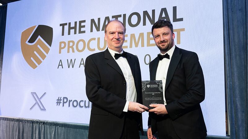 Robert Cullen, associate vice president - global strategic sourcing at Verizon, presents the procurement team of the year - SME to David Lawlor, Bristol Myers Squibb Cruiserath Biologics