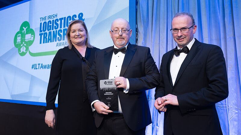 Stephen Kavanagh, Supply Chain Logistics Lead Tutor, ISM, presents the Supply Chain Achievement Award to Stephen Kent and Tanya Waldron, Bus Éireann.