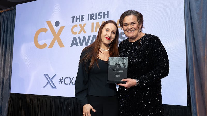 Agnieszka Jozwiak, awards judging coordinator, presents the best customer loyalty & reward programme award to Carol Glynn, Aer Lingus