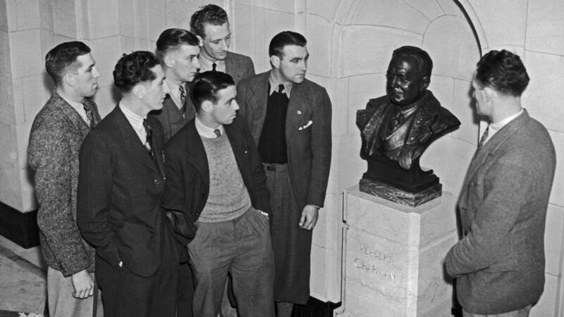 A group of Arsenal players admire a bronze memorial bust of the late Chapman in 1936. Amongst them are Herbert Roberts, Eddie Hapgood, Bobby Davidson, Jack Crayston and Frank Moss. Photo: Topical Press Agency/Hulton Archive/Getty Images