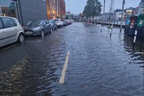 High tides cause flooding and traffic disruption in Cork city as businesses ‘dodge bullet’ 