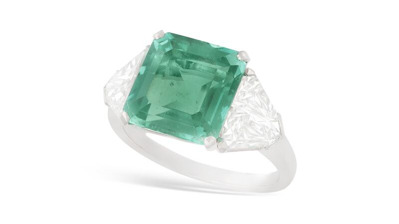 Intense Colombian emerald and diamond ring, untreated (Lot 103 €60,000-€80,000)