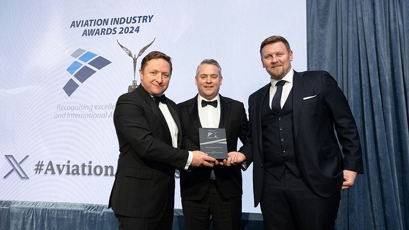 Wayne Tyrell, awards judge, presents the aviation leasing achievement award to Karl Griffin and Jonas Rinkauskas, Genesis 

